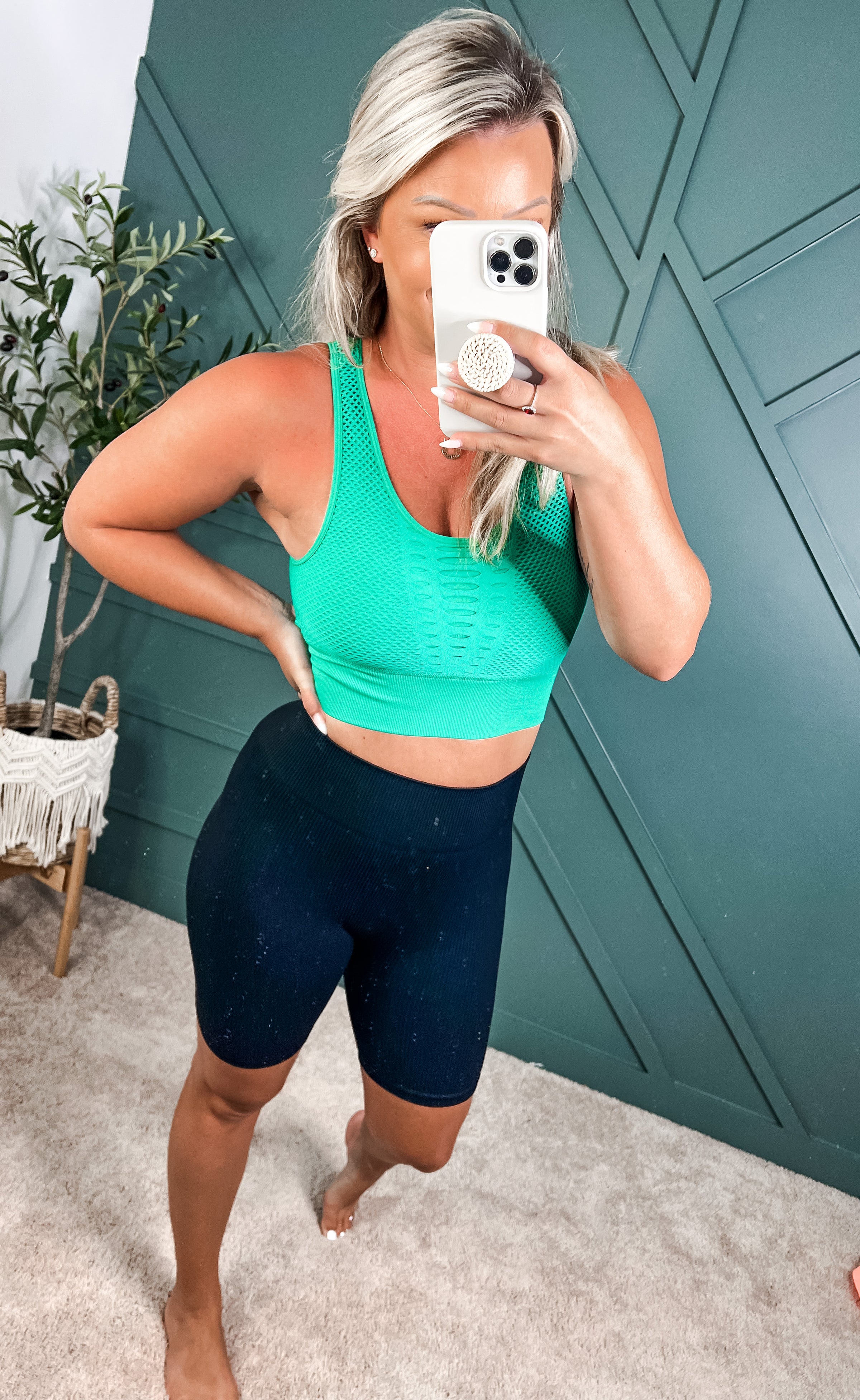 Jessica Laser Cut Seamless Sports Bra/Crop Top Kelly Green – Lush Lily  Boutique